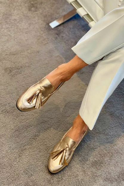 Beatrice | Gold-tone moccasins with a metallic finish and sparkling tassels