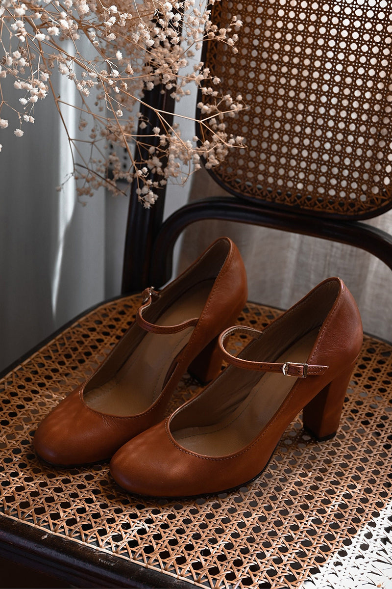 Bravina | Chic-strap sandals on a low heel – elegant and comfortable for everyday wear