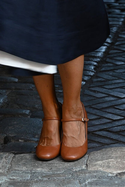 Bravina | Chic-strap sandals on a low heel – elegant and comfortable for everyday wear